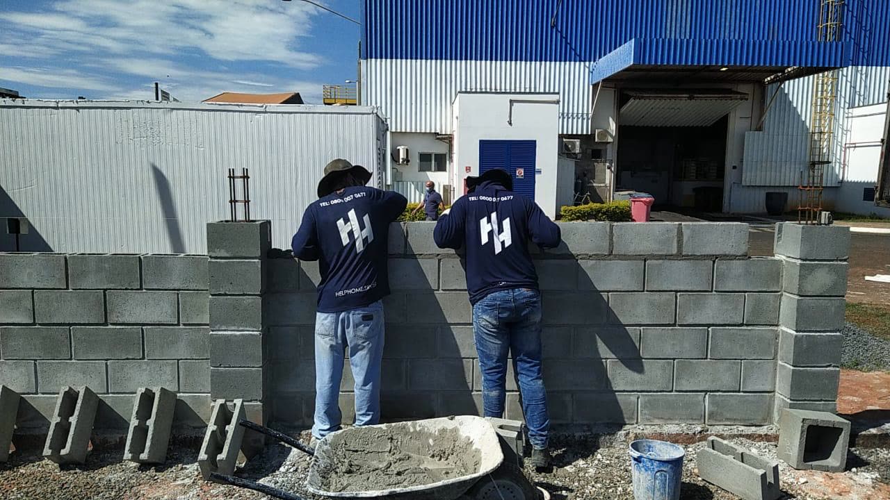 Equipe Help Home uniformizada em obra